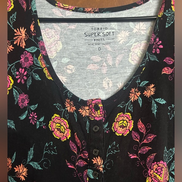 Torrid HiLo peplum floral top size 0 - Picture 2 of 2